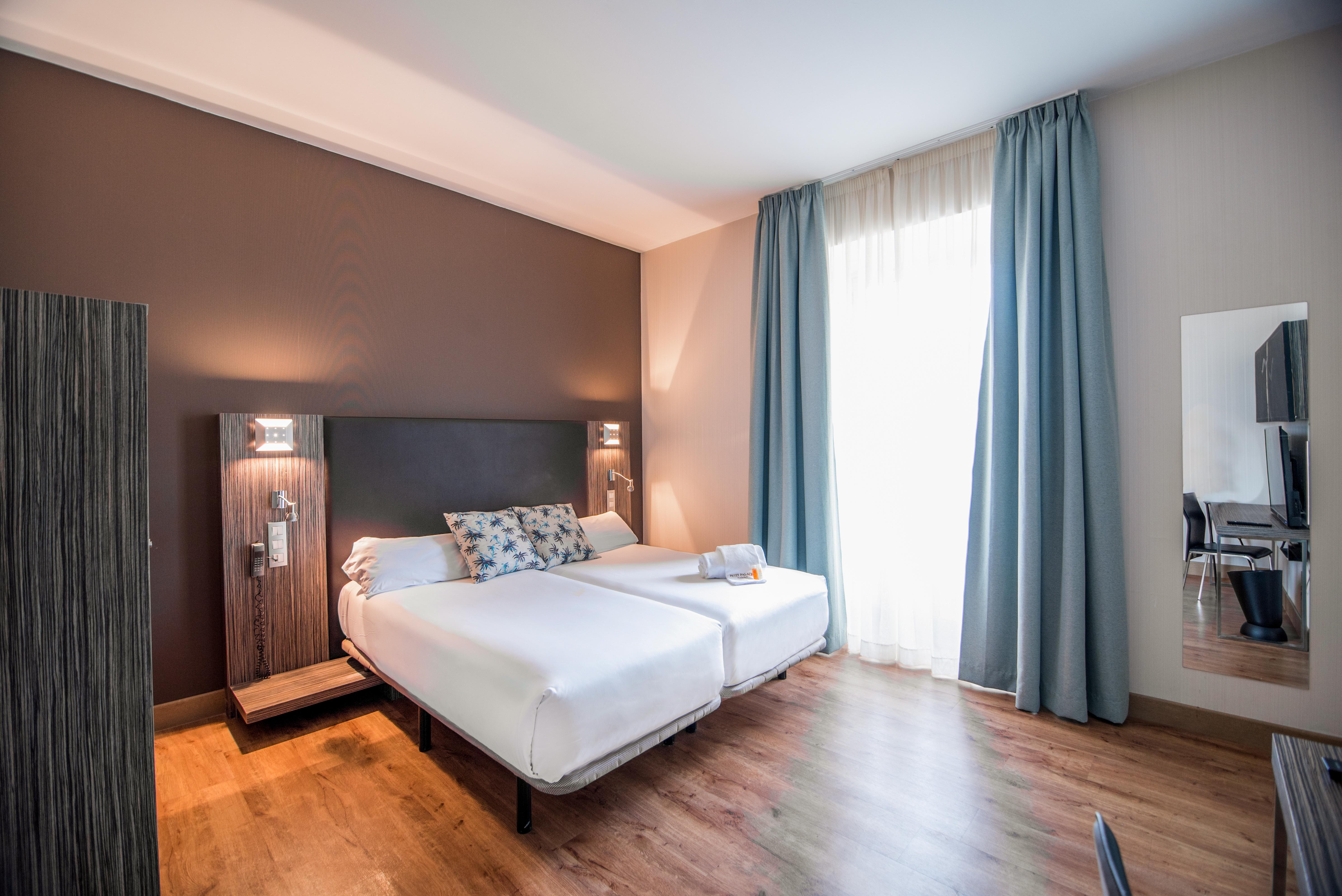Petit Palace Santa Cruz Севилья Экстерьер фото